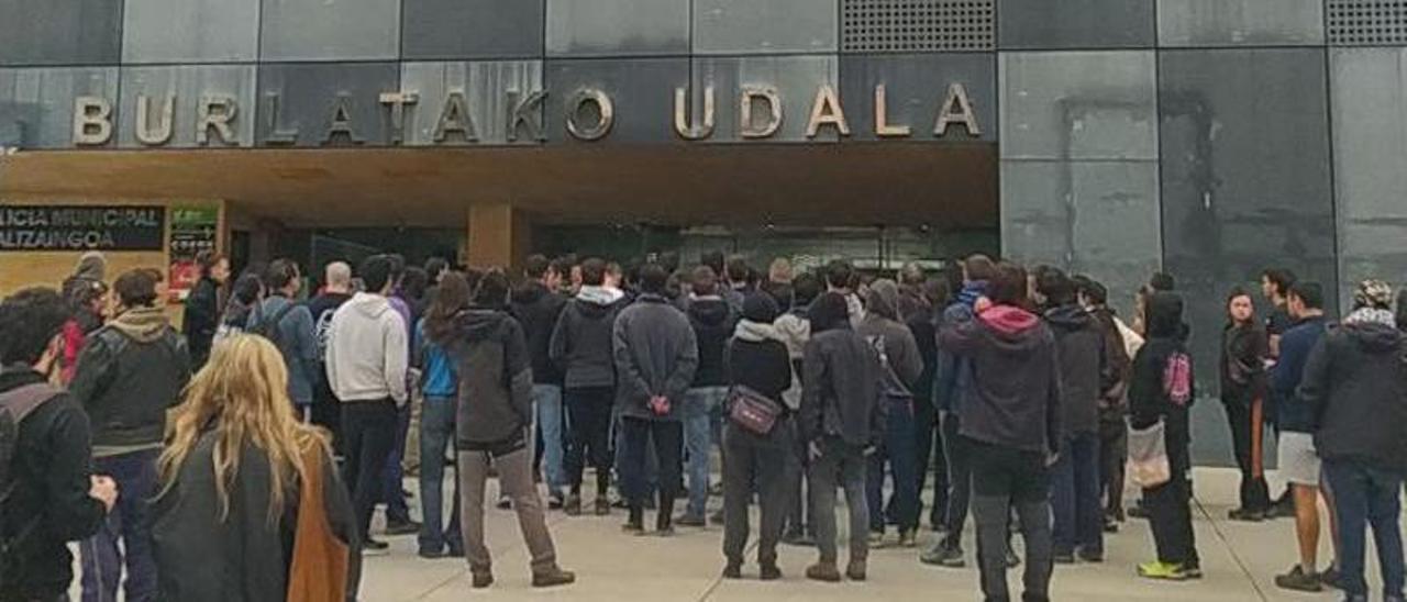 Activistas intentan impedir un desahucio en Burlada