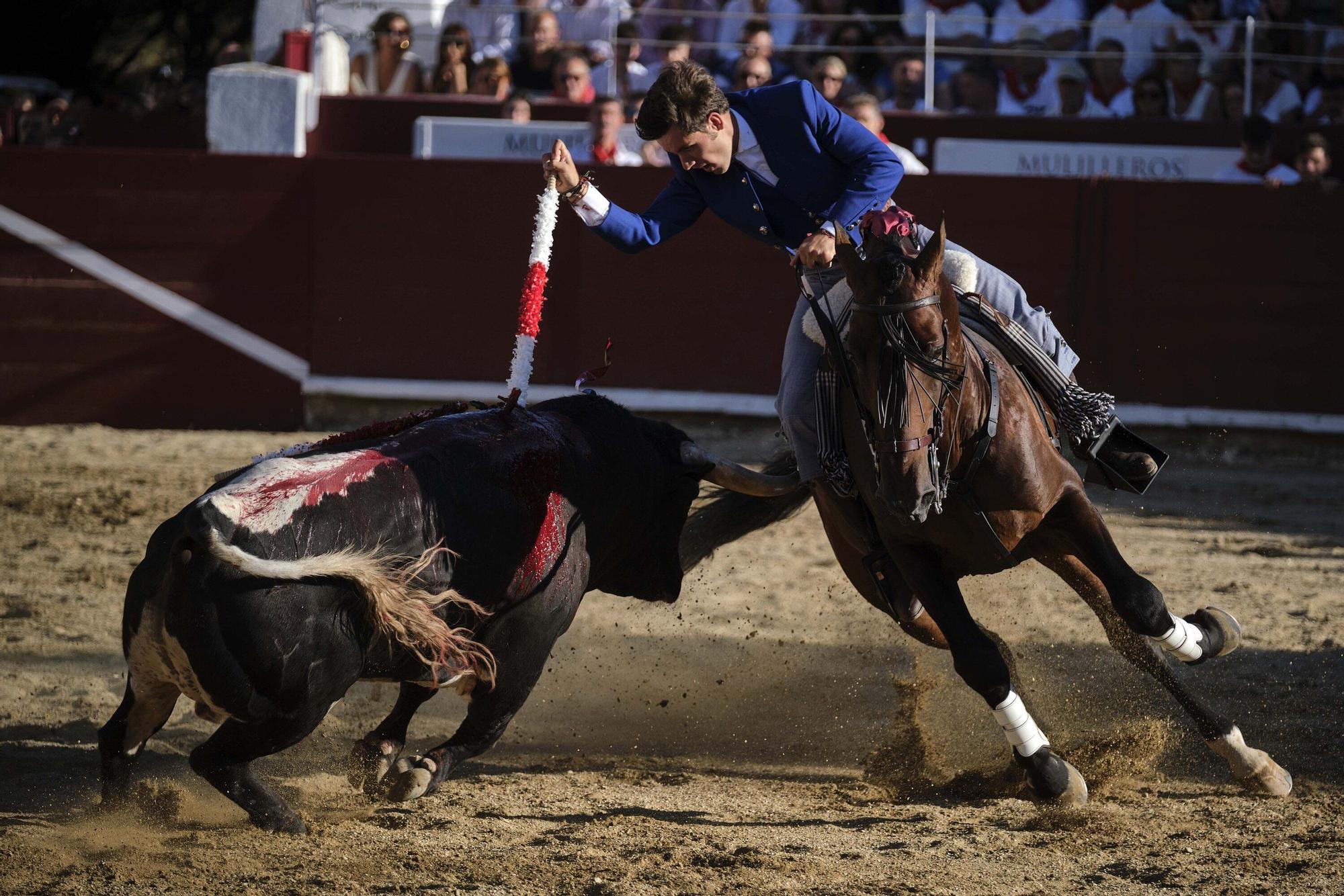 Fotos de la 'encerrona' de Guillermo Hermoso de Mendoza en la plaza de toros de Estella - Lizarra
