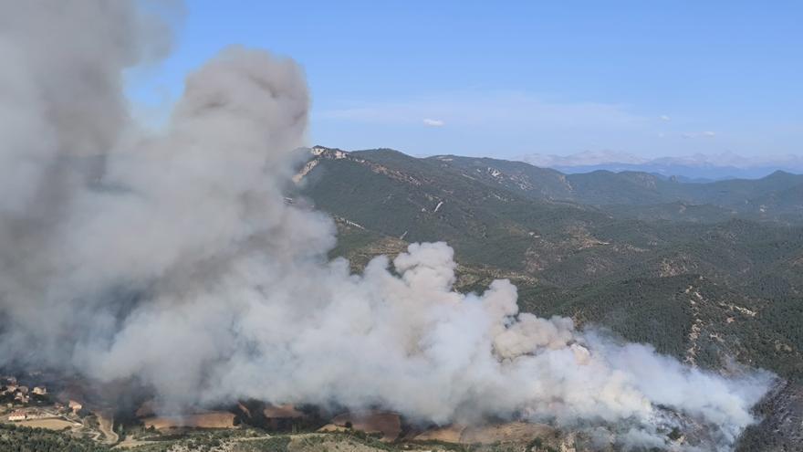 Ampliados los efectivos para sofocar el incendio declarado en una zona forestal de Urraúl Alto