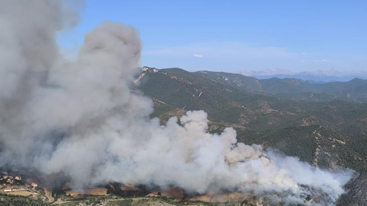 Fuerte humareda en el incendio declarado en Urraúl Alto.
