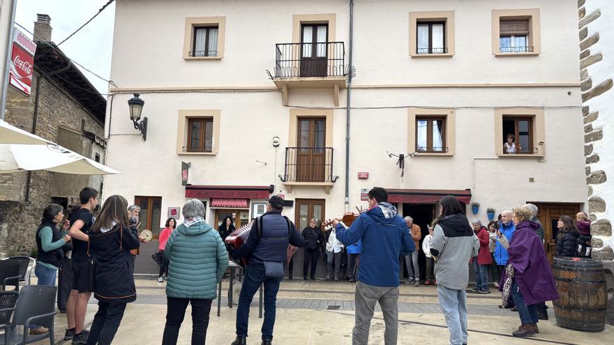 Eguraldi txarrari aurre eginez ospatu zuten Esteribarko Euskararen Jaia
