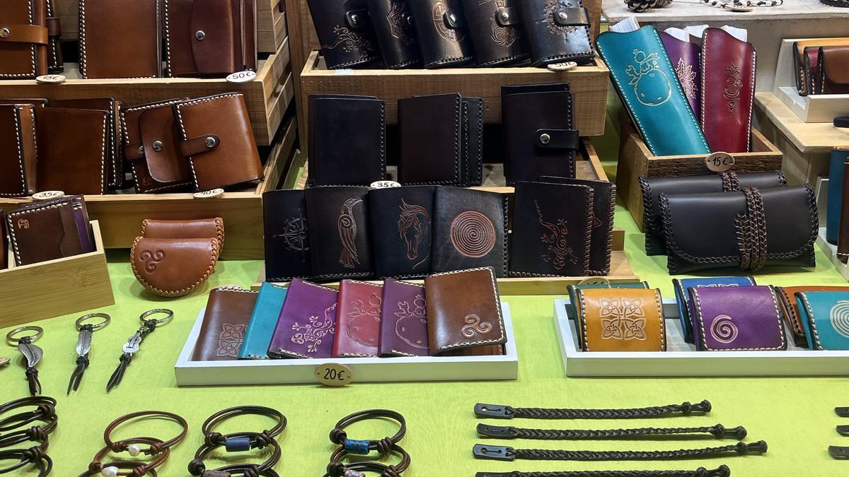 Pablo Vera vende una amplia variedad de productos de cuero