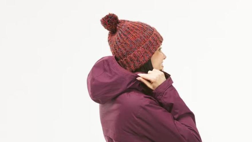 Vista trasera de la chaqueta 3 en 1 impermeable Forclaz 100 de Decathlon