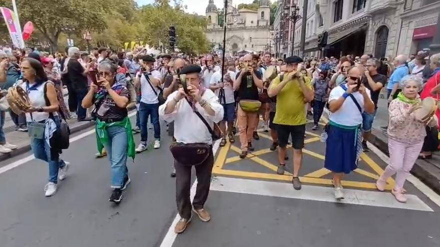 Alboka, trikitrixa y pandero ponen ritmo a la mañana festiva de Aste Nagusia