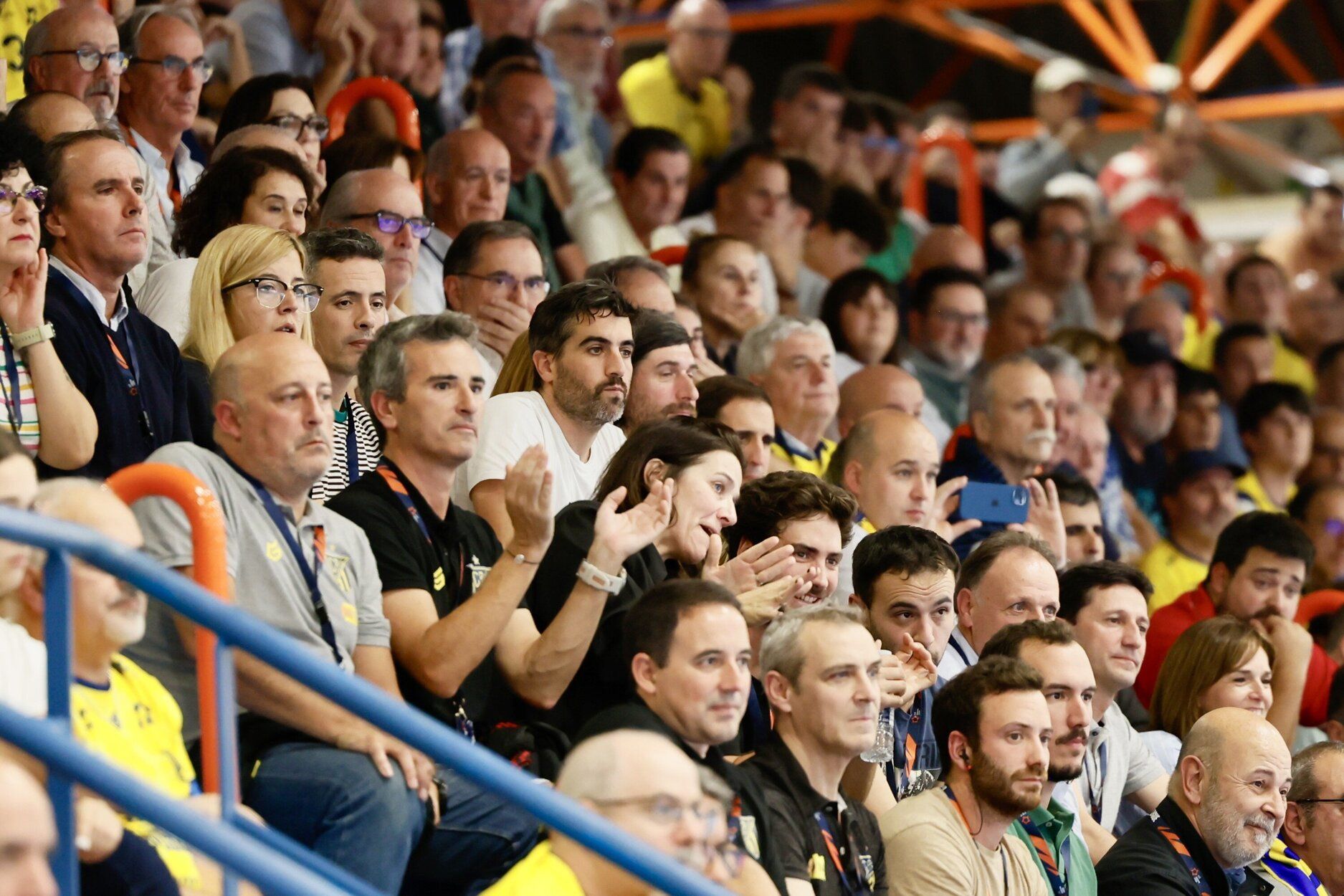 El palco de Artaleku, en el partido entre el Irudek Bidasoa Irun y el Flensburg alemán