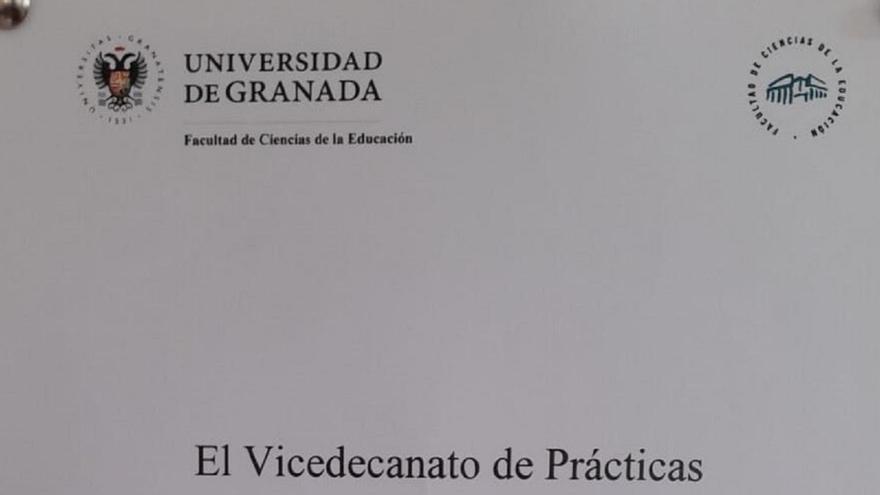 El cartel que ha puesto la Universidad de Granada ante lo que pasa con los padres de alumnos