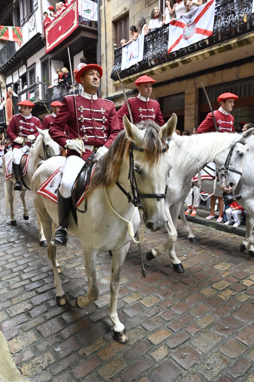 El Alarde desfila por las calles de Hondarribia