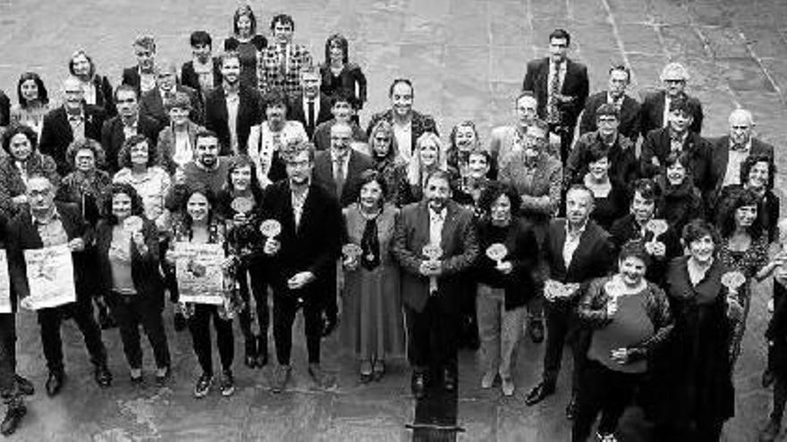 El presidente del Parlamento de Navarra, Unai Hualde (centro), junto con parlamentarios de todos los grupos y las representantes de la Plataforma de Entidades Sociales.