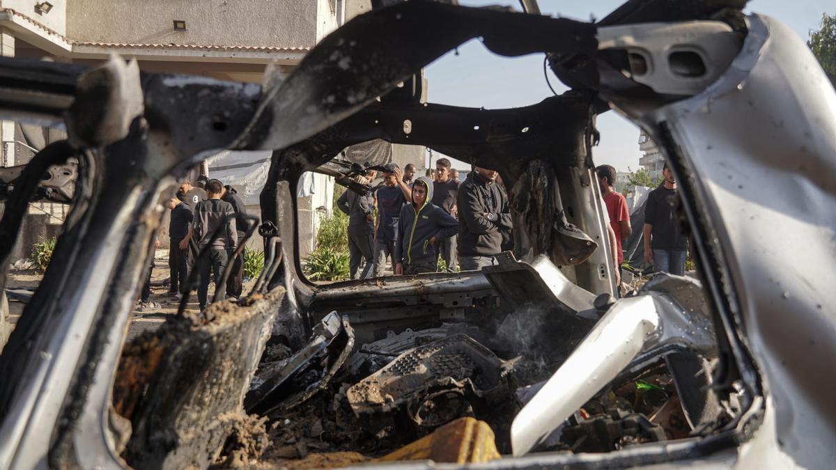 Un vehículo destruido durante un ataque israelí en Gaza.