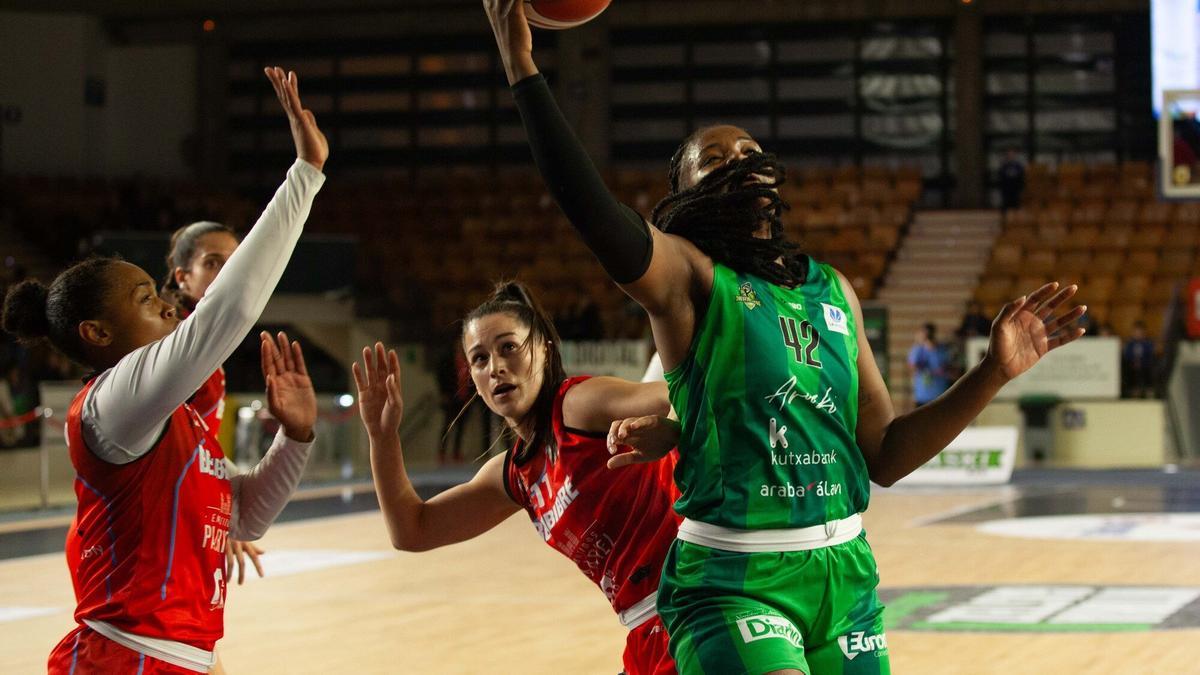 En imágenes: El Araski no perdona ante el colista