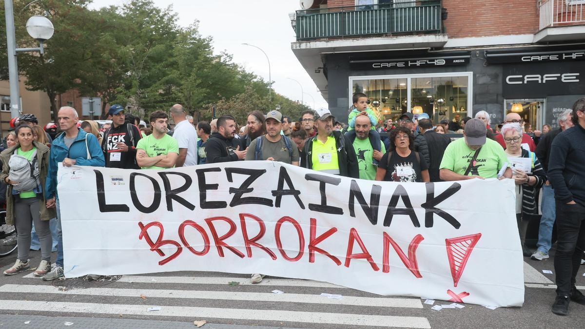 Manifestación de los jardineros de Vitoria en huelga en el entorno de Olarizu
