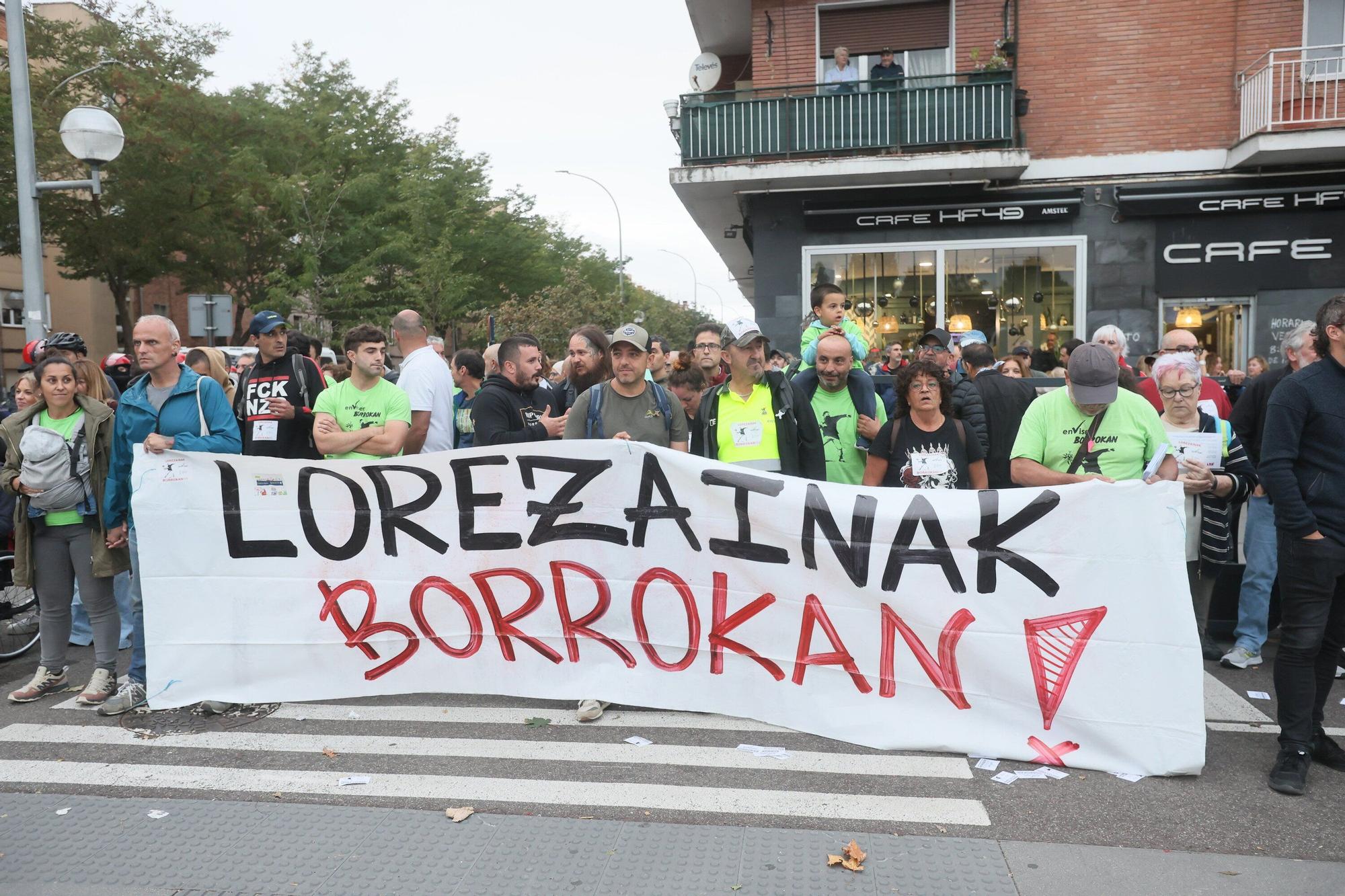 Manifestación de los jardineros de Vitoria en huelga en el entorno de Olarizu