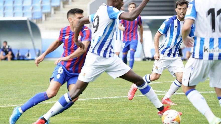 Un lance del amistoso que Real y Eibar disputaron en Zubieta durante el verano de 2021.