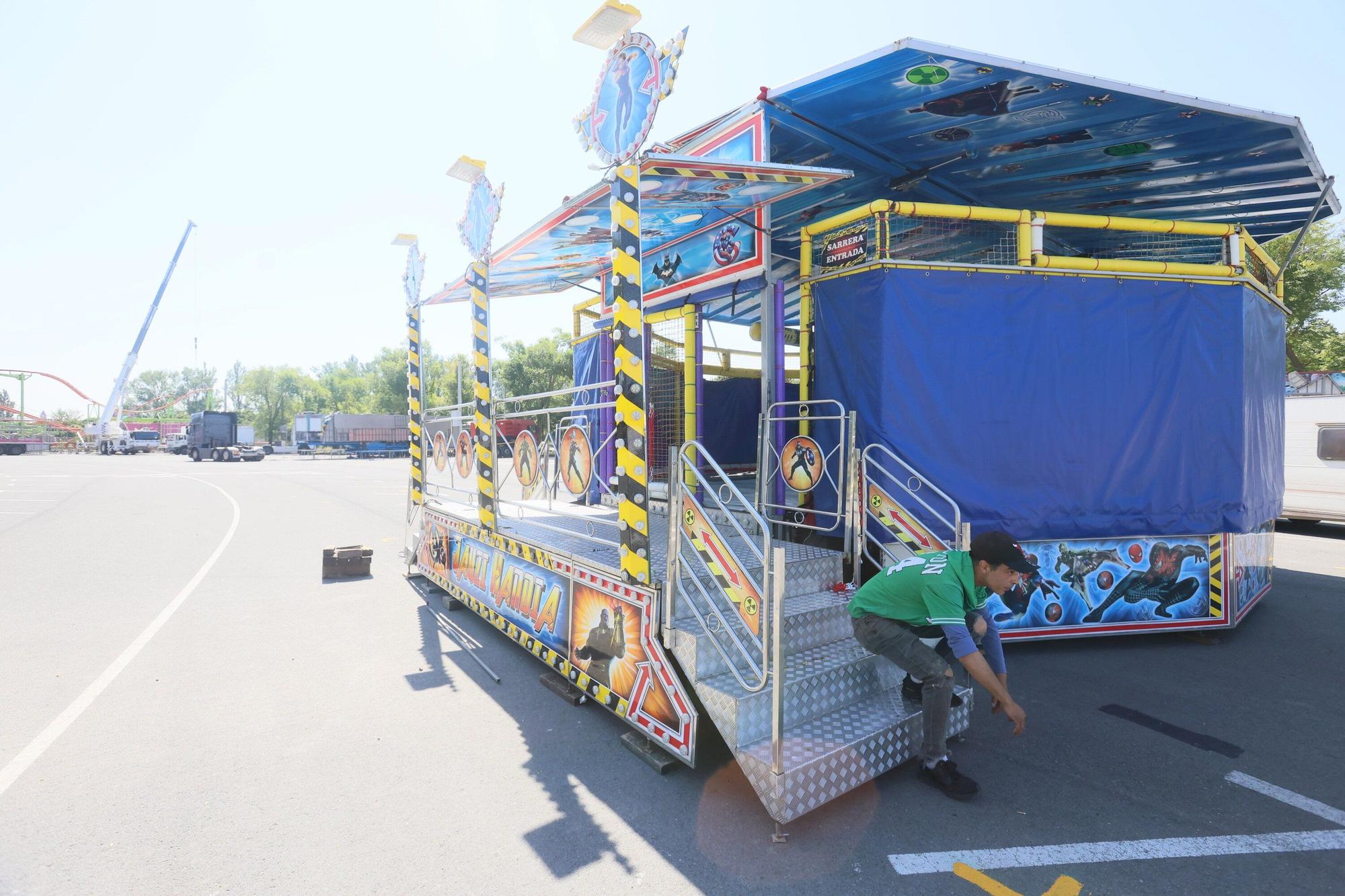 En imágenes: Mendizabala comienza a transformarse para las fiestas con 25 barracas