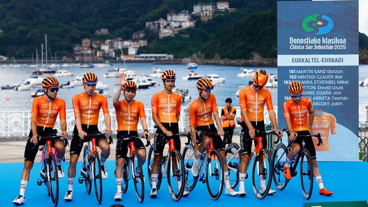 La alineación del Euskaltel-Euskadi para la pasada Donostiako Klasikoa, en La Concha antes de la carrera.