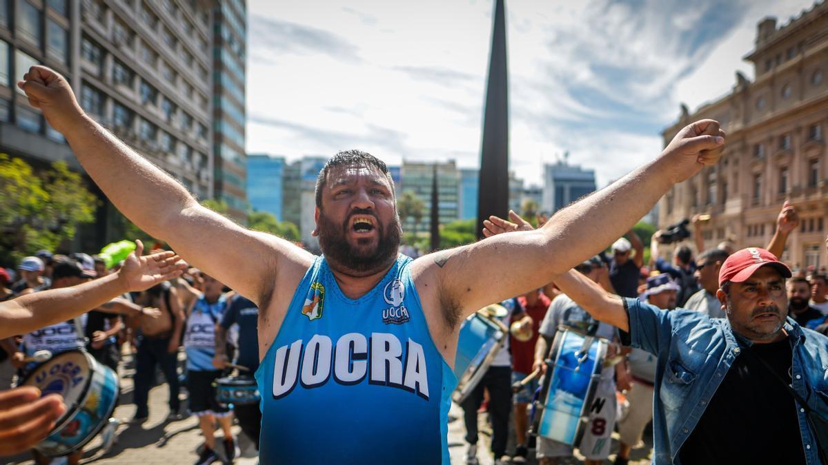 Manifestantes participan en una marcha de protesta contra el Gobierno de Milei en Buenos Aires,