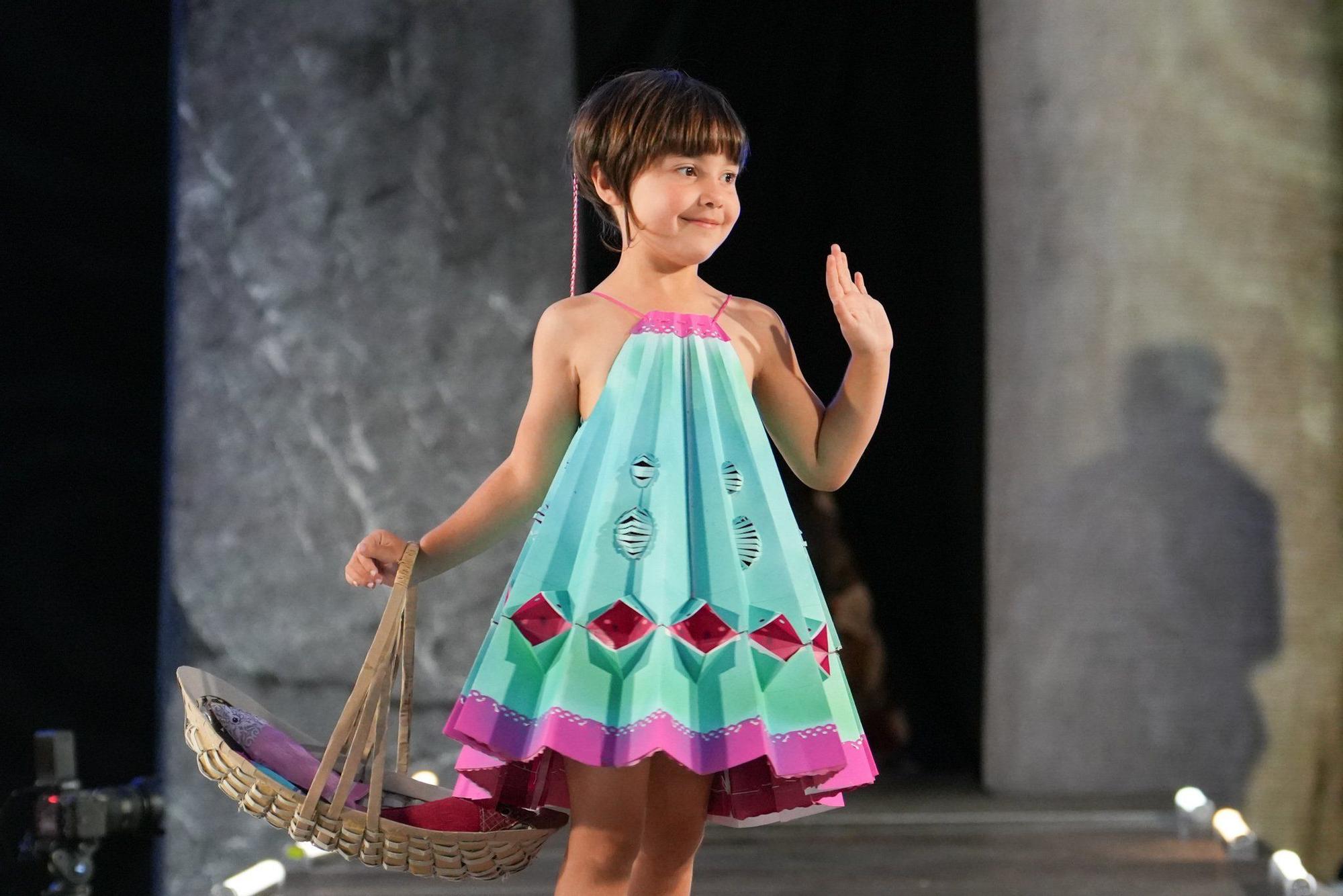 En imágenes: así ha sido el desfile de Vestidos de Papel de Güeñes