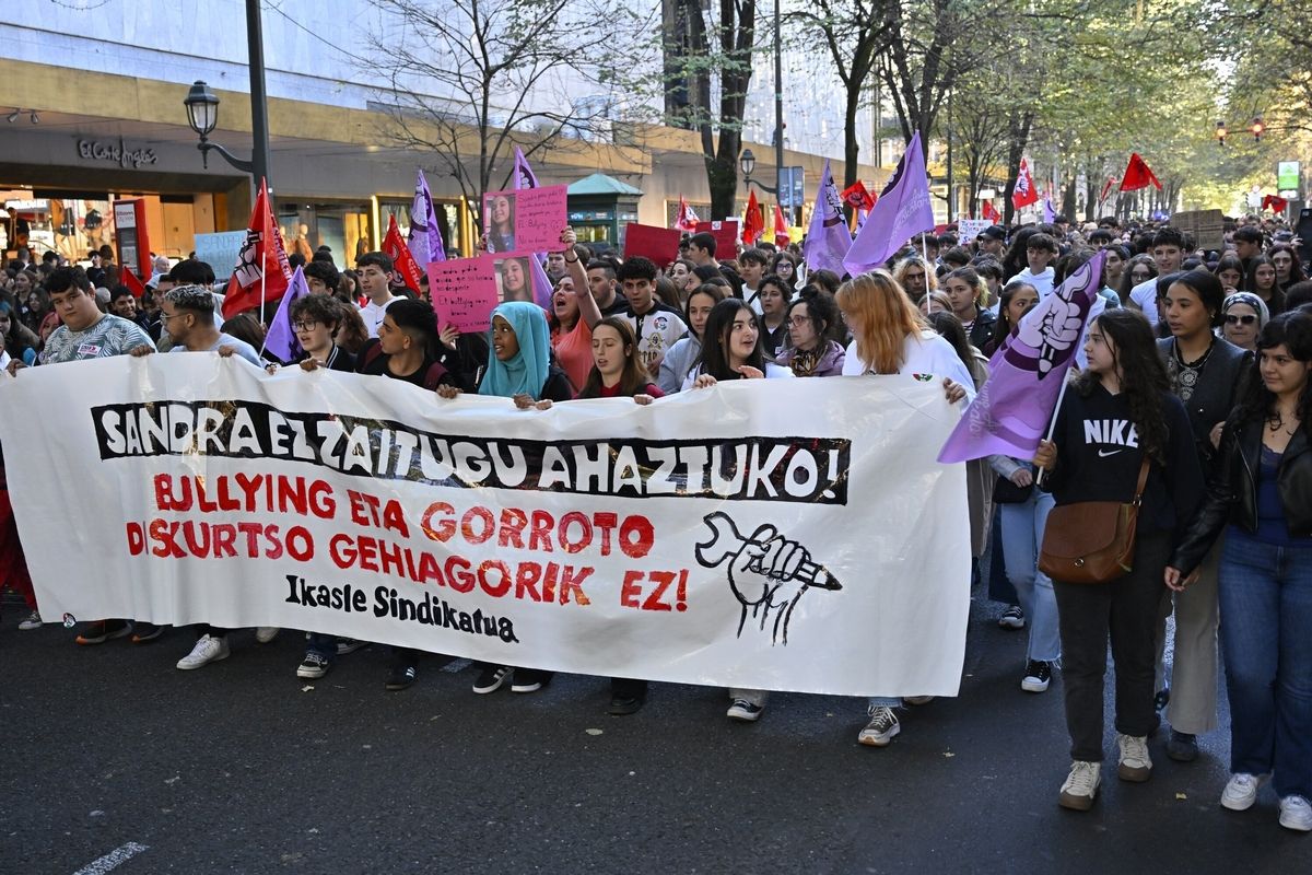 Estudiantes salen a la calle en Bilbao contra el 'bullying'