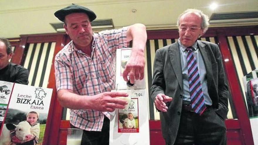 Bernardo González, presidente de Bizkaia Esnea, ofrece leche fresca a los presentes.