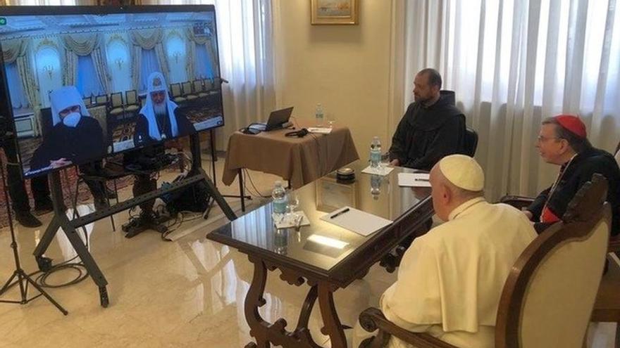 El Papa y el patriarca ortodoxo ruso conversan sobre la situación en Ucrania.