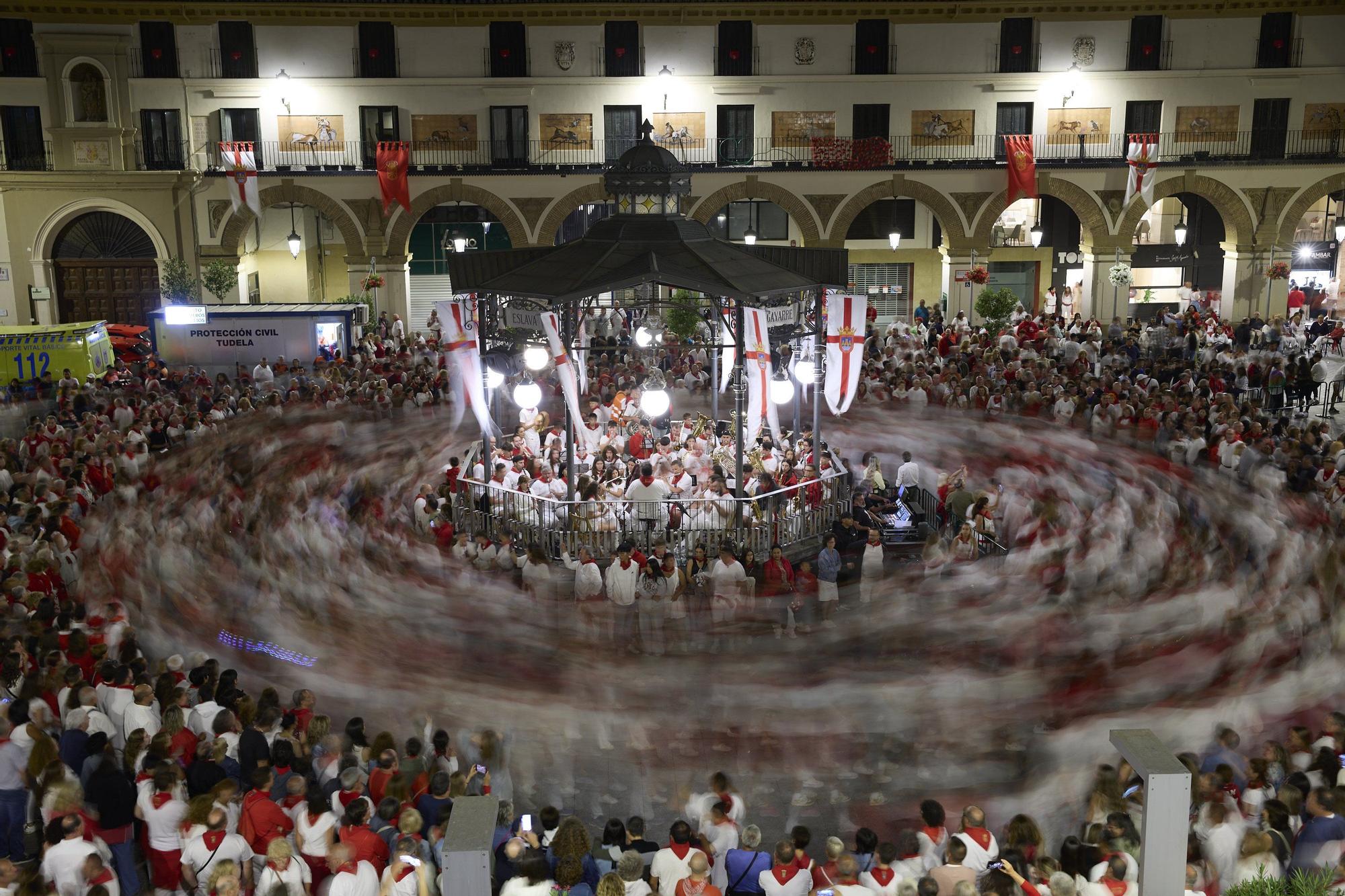 Fotos del baile de La Revoltosa en Tudela