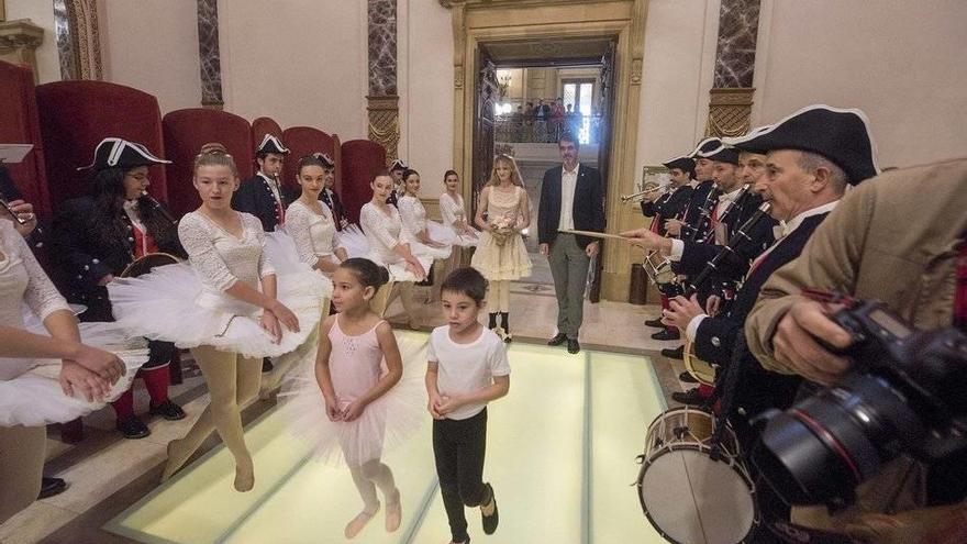 Txistularis y bailarinas recibieron con un pasillo de honor a Alicia Amatriain, acompañada por el alcalde de Donostia, Eneko Goia.