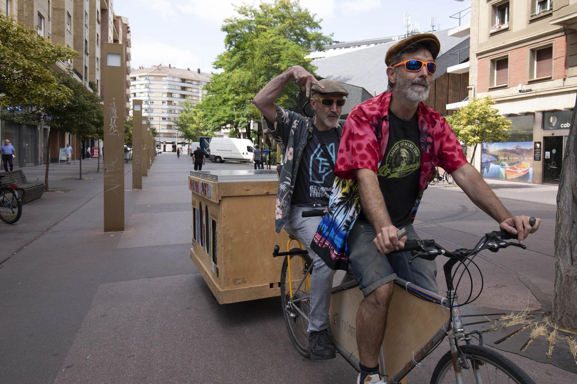 En imágenes: El Aztarna Beltza ya está en marcha por Vitoria