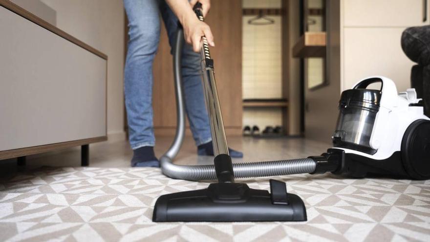 Desde aspirar líquidos hasta no limpiar los filtros: 5 cosas que haces y pueden dañar tu aspirador, según los expertos de la OCU