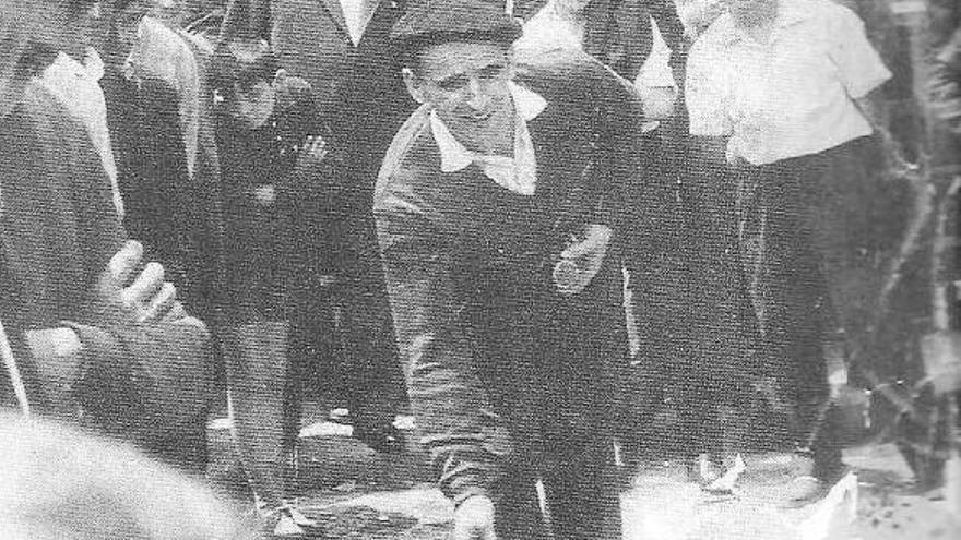 Manuel Matxain, jugando a la toka.