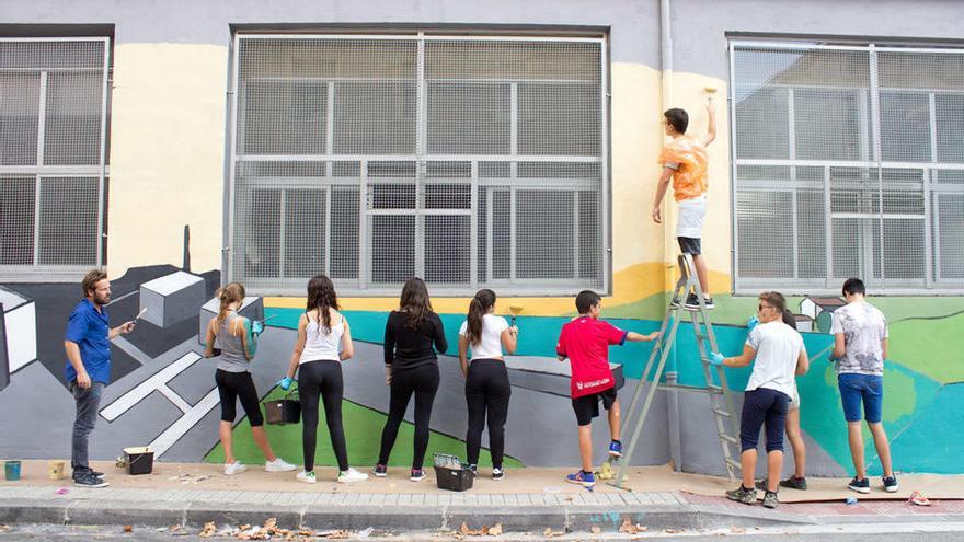Jóvenes de San Jorge y artistas del barrio pintan un mural en Karrikagune.