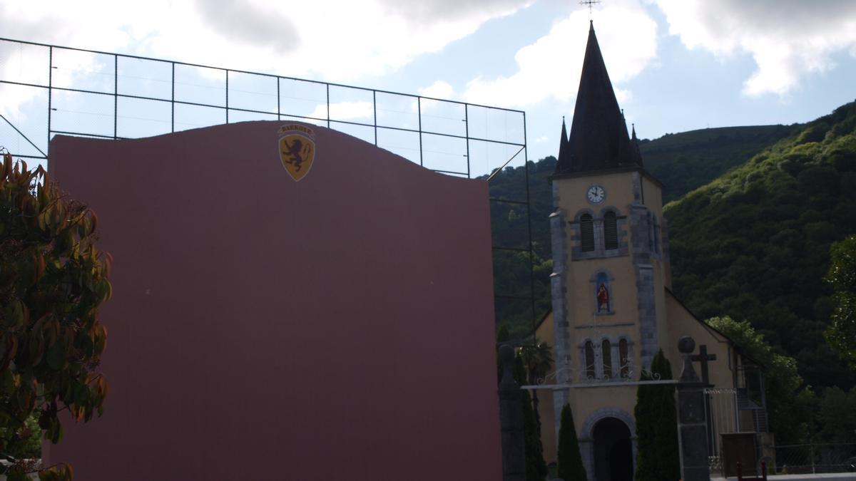 Iglesia y frontón de Barkoxe.