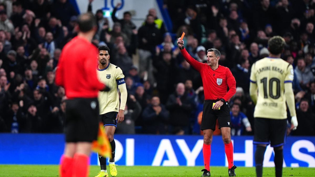 Araujo ve la tarjeta roja ante el Chelsea, una más en Champions.