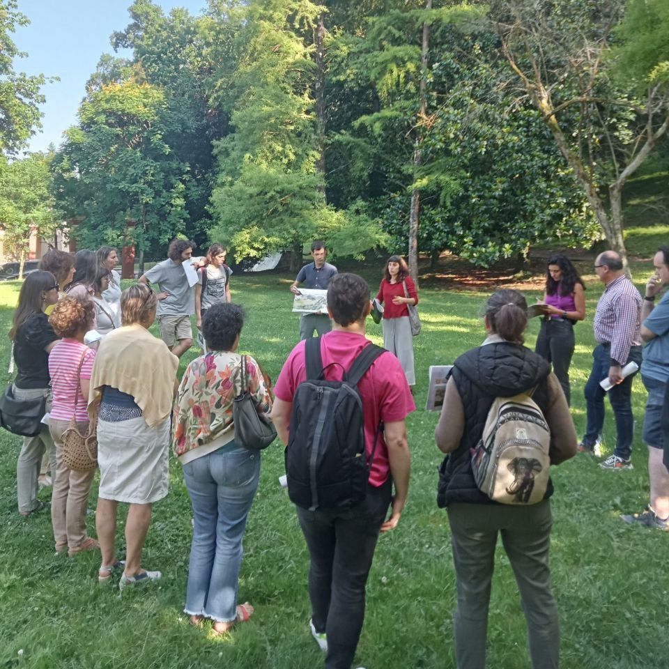 Vecinos en un paseo por el Parque lamuza para detectar necesidades culturales