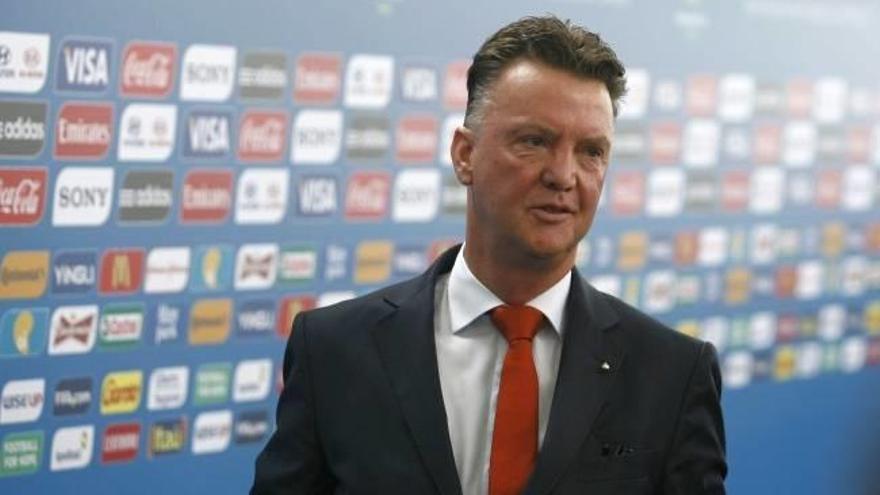 El Manchester United contrata a Van Gaal como entrenador para tres temporadas