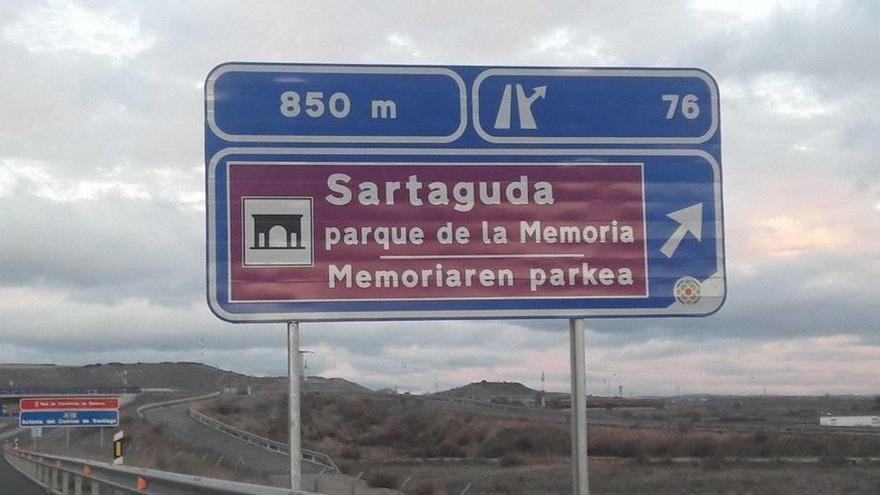 Señal que dirige al Parque de la Memoria de Sartaguda.