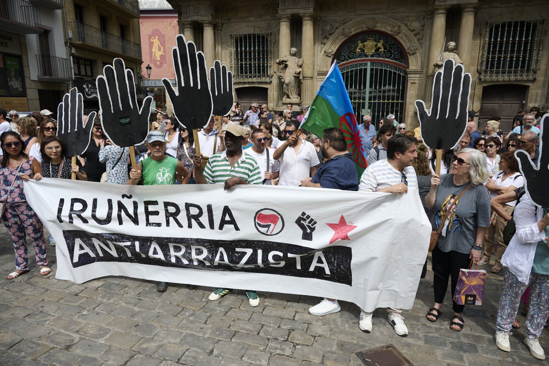 Imágenes de la concentración de colectivos sociales en Pamplona contra a violencia racista en Torre Pacheco