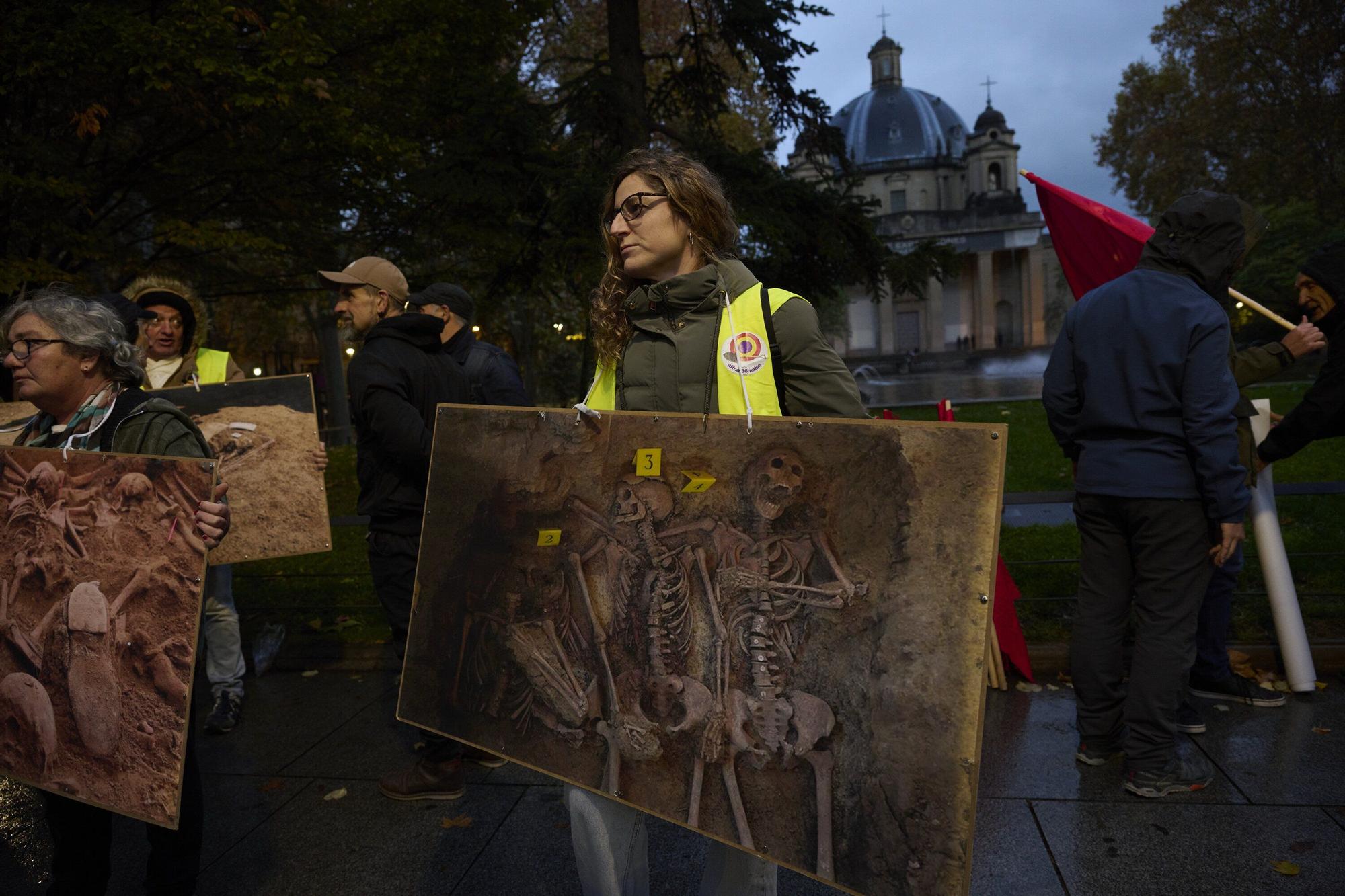 Manifestación de las asociaciones memorialistas para pedir el derribo del Monumento