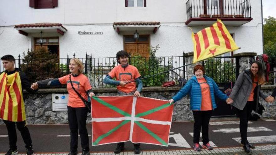 Gure Esku Dago se solidariza con Catalunya con una cadena humana que une Lazkao y Ordizia con Beasain.