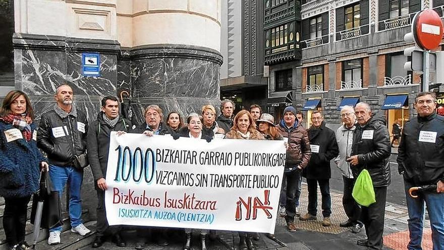 Un grupo de vecinos de Isuskiza, ayer en Juntas Generales.Foto: M. H.