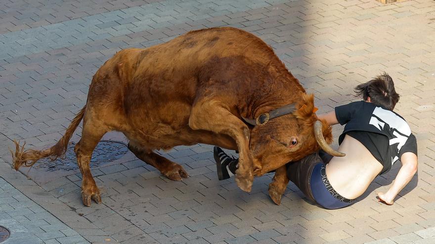 Fotos de Fiestas en Villava: suelta de vaquillas en la calle Mayor
