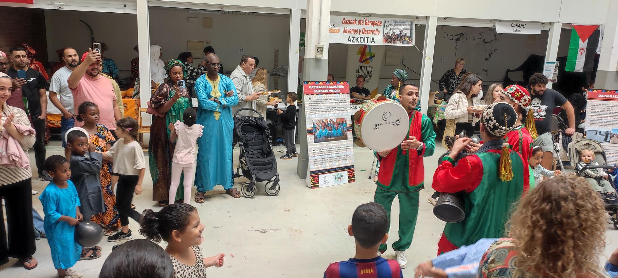 El buen ambiente presidió el encuentro entre culturas y la solidaridad en Azkoitia