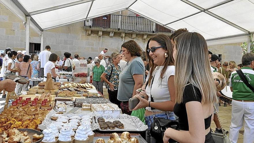 Jóvenes, en el mercado tradicional de la plaza del Ayuntamiento.