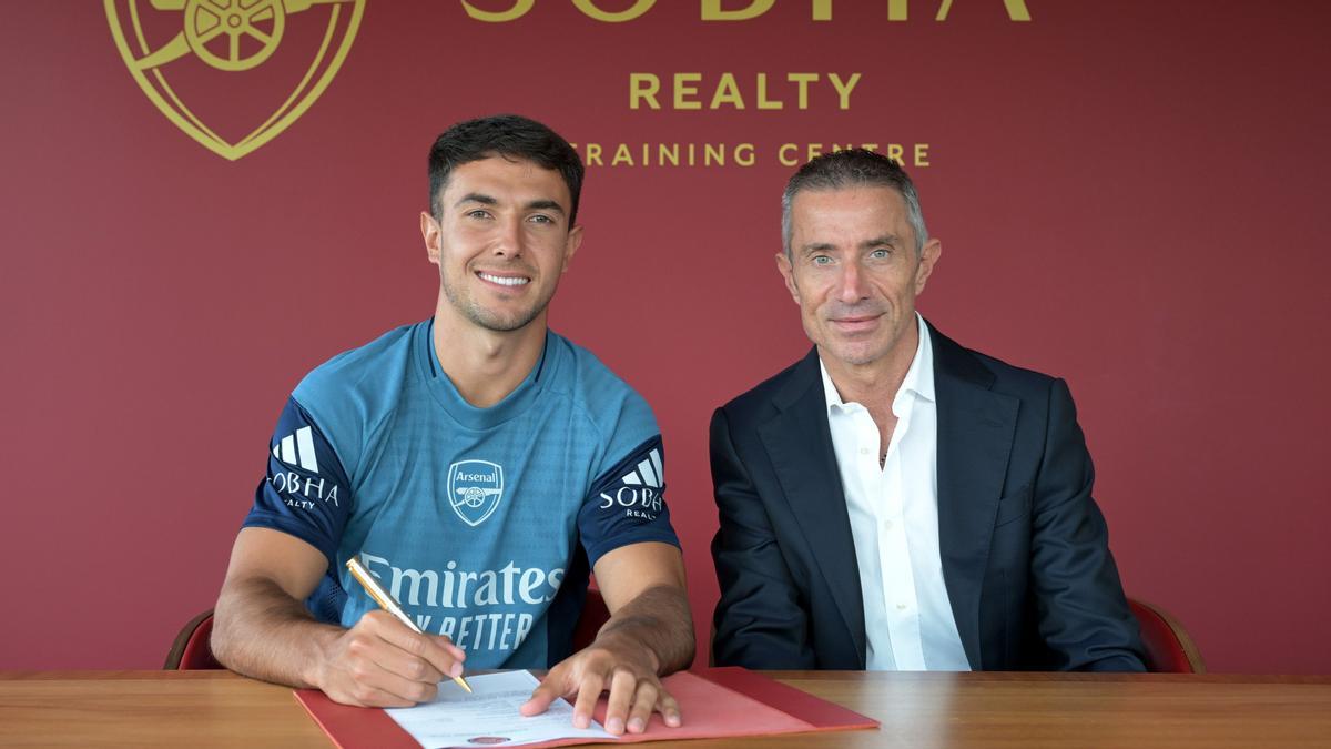 Martín Zubimendi, ex de la Real Sociedad, en la firma de su nuevo contrato con el Arsenal.