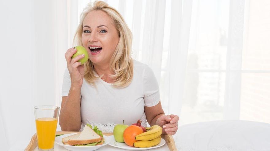 Ni piña ni melón: la fruta que recomiendan los expertos para las mujeres mayores de 50 años