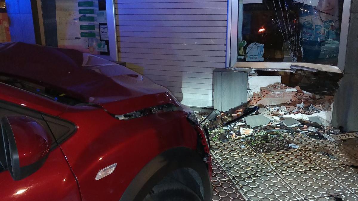 Imagen del vehículo siniestrado y el escaparate del comercio contra el que colisionó