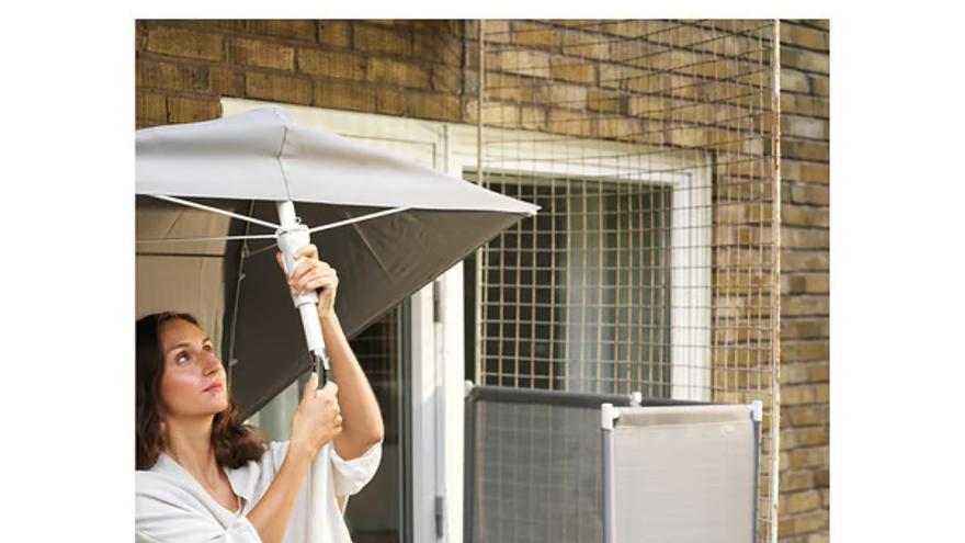 Mujer con la sombrilla Lilleo de Ikea