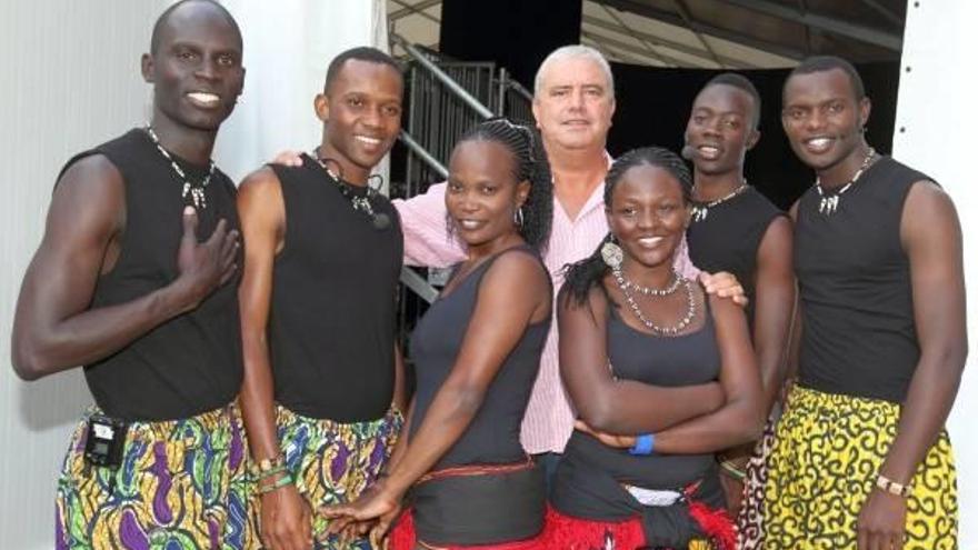 El grupo Aba Taano junto a Manuel Piñeiro, su impulsor en el festival
