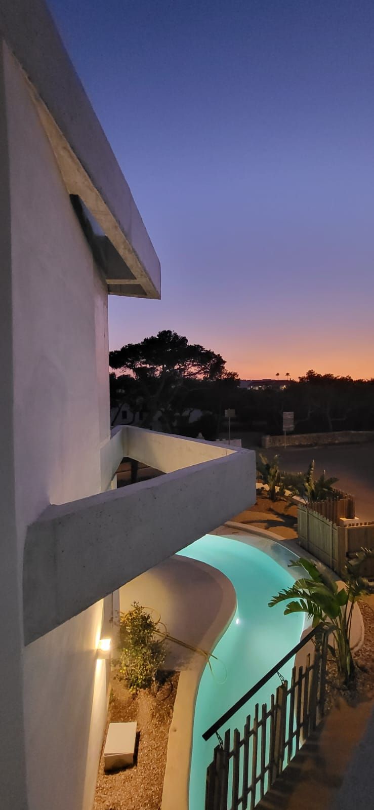 Lo rompedora piscina Mediterranean Sea, diseñada por una constructora donostiarra, para un hotel en Menorca