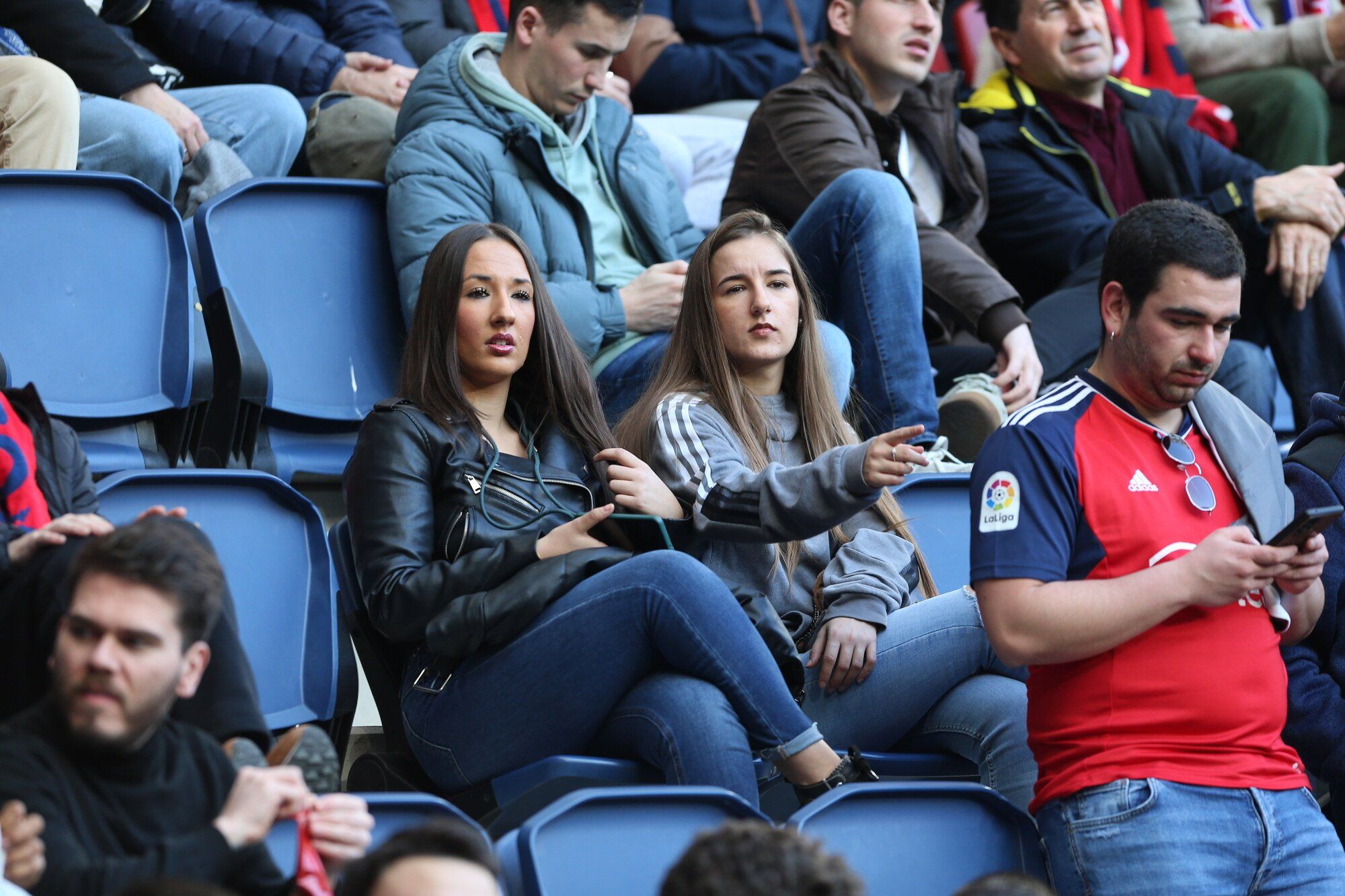Sol y calor en la grada de El Sadar. ¡Búscate en nuestra galería!
