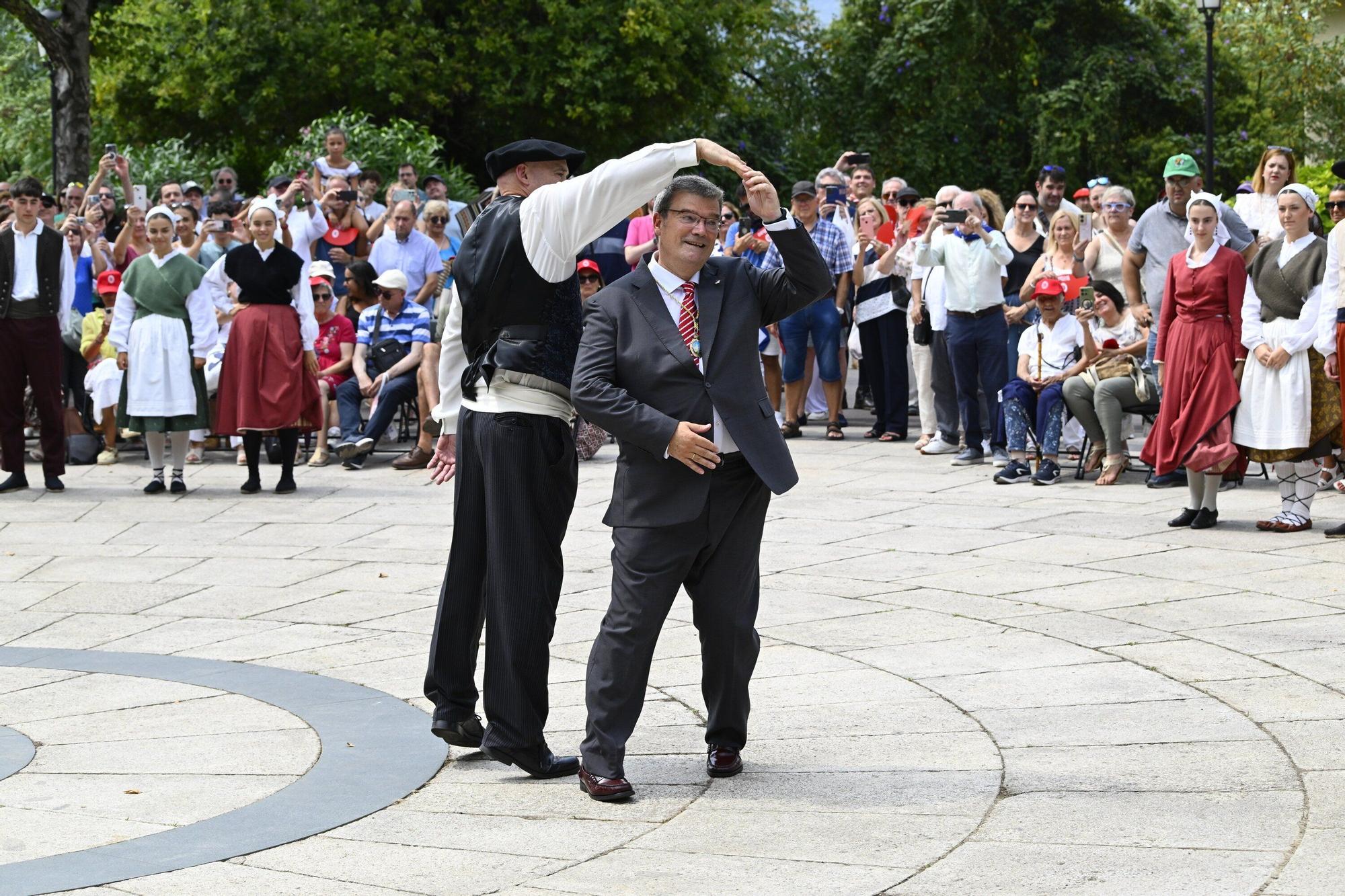 En imágenes: miles de files abarrotan Begoña para honrar a la Amatxu